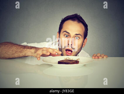 L'homme affamé sucrés craving Banque D'Images