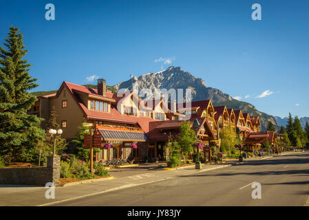 BANFF, ALBERTA, CANADA - LE 27 JUIN 2017 : Street view panoramique de l'avenue Banff dans une journée ensoleillée. Banff est une ville de villégiature et de tourisme populaire dest Banque D'Images