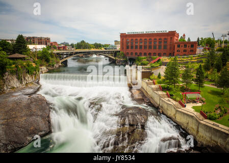 Chutes et l'eau Washington énergie bâtiment le long de la rivière Spokane vu du pont de la rue Monroe, à Spokane, Washington. Banque D'Images