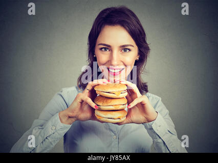 Femme de la faim avec un délicieux burger triple Banque D'Images