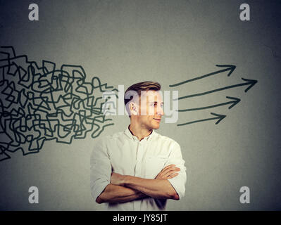 Portrait jeune homme à ses côtés à obtenir sa pensée ensemble isolé sur fond de mur gris Banque D'Images