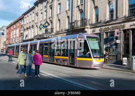 Un arrêt de tramway Luas passe Hôtel Wynns dans la capitale de l'Irlande Dublin Banque D'Images