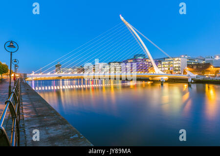 Le Samuel Beckett Bridge est un pont à haubans sur la rivière Liffey, dans le quartier des docks de Dublin, Irlande Banque D'Images