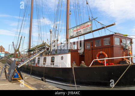 Le café flottant, restaurant et bar du nom de l'Albatros à Wells Next The Sea Norfolk Banque D'Images