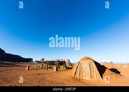 Monument Valley, Utah, USA. Accueil Hogan Navajo traditionnel construit à partir de boue avec des supports en bois dans la région de Monument Valley. Banque D'Images