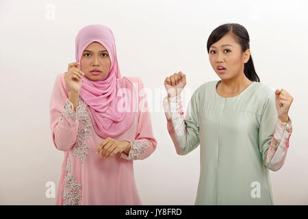 Deux femmes malais avec expression effrayé Banque D'Images