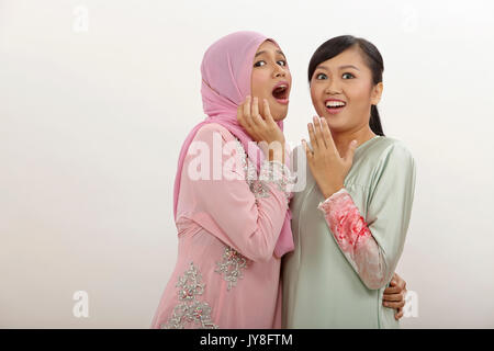 Deux femmes malais avec expression effrayé Banque D'Images