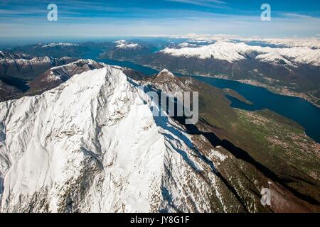 Photo aérienne du Mont Legnone avec Lario. Haut Lario, Lombardie, Italie Europe Banque D'Images