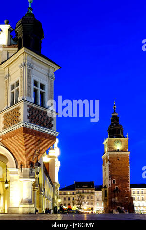 Halle aux draps et tour de l'horloge de l'hôtel de ville, Cracovie, Pologne Banque D'Images