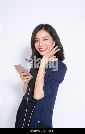 Young Asian woman using smartphone isolé sur blanc. Banque D'Images