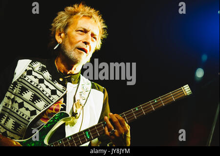 San Pellegrino Terme, Italie -13 août 2017 : Vasco Rossi le bassiste Claudio Golinelli pendant un concert spectacle en plein air Banque D'Images