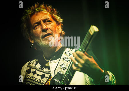 San Pellegrino Terme, Italie -13 août 2017 : Vasco Rossi le bassiste Claudio Golinelli pendant un concert spectacle en plein air Banque D'Images