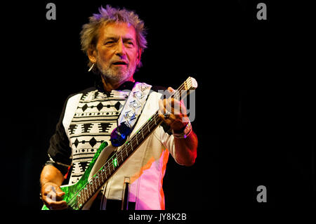 San Pellegrino Terme, Italie -13 août 2017 : Vasco Rossi le bassiste Claudio Golinelli pendant un concert spectacle en plein air Banque D'Images