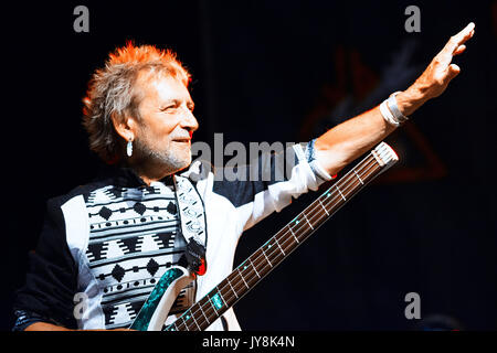 San Pellegrino Terme, Italie -13 août 2017 : Vasco Rossi le bassiste Claudio Golinelli pendant un concert spectacle en plein air Banque D'Images