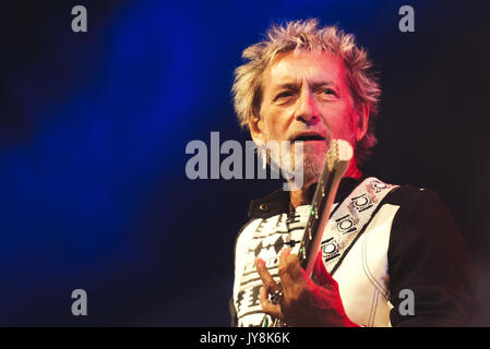 San Pellegrino Terme, Italie -13 août 2017 : Vasco Rossi le bassiste Claudio Golinelli pendant un concert spectacle en plein air Banque D'Images