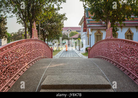 Le moine bouddhiste dans la cour de Wat Benchamabopitr, le Temple de marbre, Bangkok, Thaïlande Banque D'Images