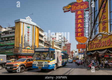 Quartier de Chinatown avec ses typiques et de la circulation sur les panneaux éclairés Thanon Yaowarat Road, Bangkok, Thaïlande Banque D'Images
