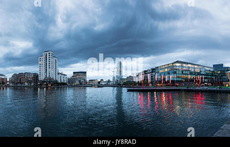 Panorama du Grand Canal Dock dans la nuit avec un ciel orageux. La région est connue sous le nom de Silicon Docks en raison de nombreuses entreprises de haute technologie. Banque D'Images