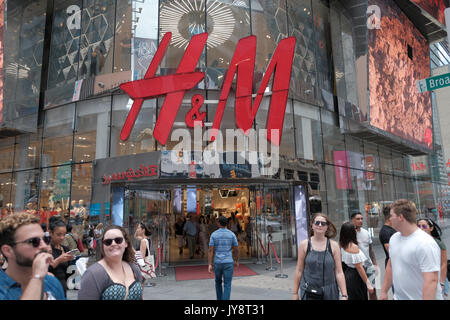 New York, États-Unis d'Amérique - le 8 juillet 2017. H&M magasin pilote au Times Square à New York, États-Unis d'Amérique. Le Times Square est l'un des pays les plus visités d'attractions et un des plus fréquentés d'intersections piétons. Banque D'Images