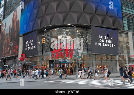 New York, États-Unis d'Amérique - le 8 juillet 2017. H&M magasin pilote au Times Square à New York, États-Unis d'Amérique. Le Times Square est l'un des pays les plus visités d'attractions et un des plus fréquentés d'intersections piétons. Banque D'Images