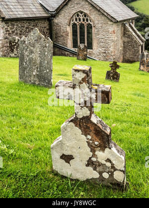 Une pierre tombale dans le cimetière de St.Peter's Church de Exton, Somerset. Banque D'Images