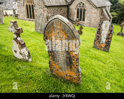 Les pierres tombales dans le cimetière de St.Peter's Church de Exton, Somerset. Banque D'Images