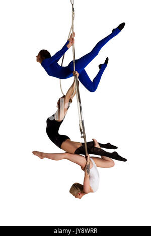 Trio de jeune femme faisant des tours acrobatiques som lustre aérienne Banque D'Images