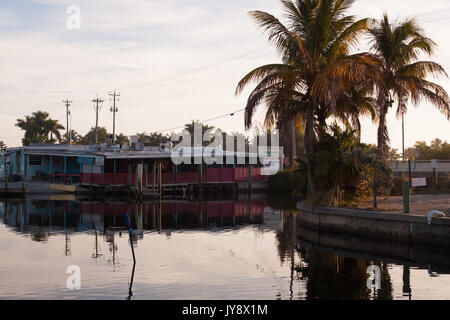 Vue sur le canal à Matlacha, Florida, United States Banque D'Images