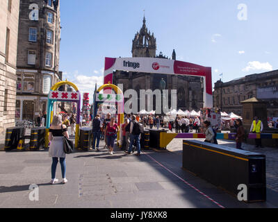 Édimbourg, Écosse - 17 Aug 2017 : les artistes de rue de divertir les foules au Festival International d'Édimbourg, 2017. Banque D'Images