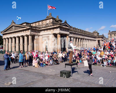 Édimbourg, Écosse - 17 Aug 2017 : Street performer émerveillant au Edinburgh International Festival Fringe 2017. Banque D'Images