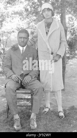 Portrait of African-american couple wearing hat et à l'uniforme, dans le plein air, 1930. Banque D'Images