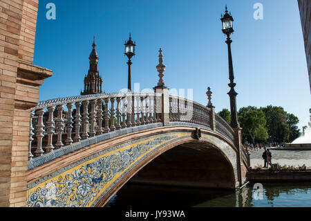 Espagne : pont de la Plaza de Espana, la place la plus célèbre de Séville construit en 1928 pour l'Exposition Ibéro-américaine de 1929, avec son canal navigable Banque D'Images