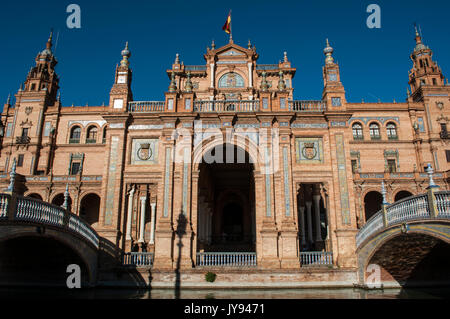 Espagne : le bâtiment principal de la Plaza de Espana, la place la plus célèbre de Séville construit en 1928 pour l'Exposition Ibéro-américaine de 1929 Banque D'Images