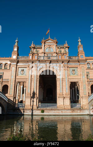 Espagne : le bâtiment principal de la Plaza de Espana, la place la plus célèbre de Séville construit en 1928 pour l'Exposition Ibéro-américaine de 1929 Banque D'Images