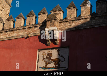 Espagne : le lion, signe de l'Alcazar de Séville, le palais royal développé par les rois musulmans mauresque, remarquable exemple de l'architecture mudéjar Banque D'Images