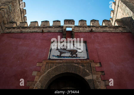 Espagne : le lion, signe de l'Alcazar de Séville, le palais royal développé par les rois musulmans mauresque, remarquable exemple de l'architecture mudéjar Banque D'Images