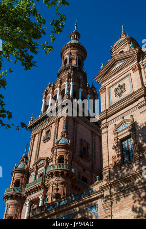 Espagne : Torre sur, la tour sud de la Plaza de Espana, la place la plus célèbre de Séville, construit en 1928 pour l'Exposition Ibéro-américaine de 1929 Banque D'Images