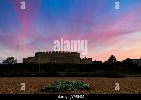 Rose, Violet, Orange et bleu ciel au-dessus de château de Deal Banque D'Images