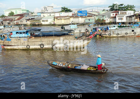 Can Tho, Viet nam- 24 mai : atmosphère bondée sur le marché flottant de Cai Rang, groupe de personnes avec l'activité commerciale sur le marché fermier du delta du Mékong, float o Banque D'Images