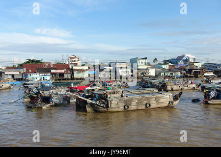 Can Tho, Viet nam- 24 mai : atmosphère bondée sur le marché flottant de Cai Rang, groupe de personnes avec l'activité commerciale sur le marché fermier du delta du Mékong, float o Banque D'Images