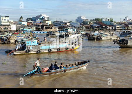 Can Tho, Viet nam- 24 mai : atmosphère bondée sur le marché flottant de Cai Rang, groupe de personnes avec l'activité commerciale sur le marché fermier du delta du Mékong, float o Banque D'Images