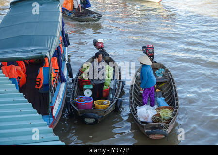 Can Tho, Viet nam- 24 mai : atmosphère bondée sur le marché flottant de Cai Rang, groupe de personnes avec l'activité commerciale sur le marché fermier du delta du Mékong, float o Banque D'Images