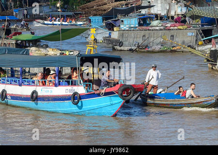 Can Tho, Viet nam- 24 mai : atmosphère bondée sur le marché flottant de Cai Rang, groupe de personnes avec l'activité commerciale sur le marché fermier du delta du Mékong, float o Banque D'Images