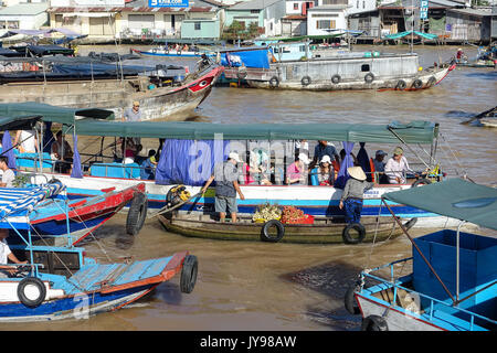 Can Tho, Viet nam- 24 mai : atmosphère bondée sur le marché flottant de Cai Rang, groupe de personnes avec l'activité commerciale sur le marché fermier du delta du Mékong, float o Banque D'Images