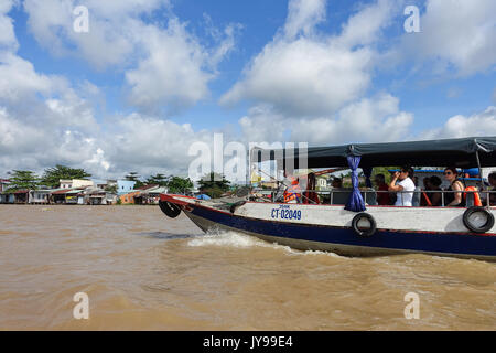 La ville de Can Tho, Viet Nam - 15 août 2017 : un batelier sur le marché flottant de Cai Rang Banque D'Images