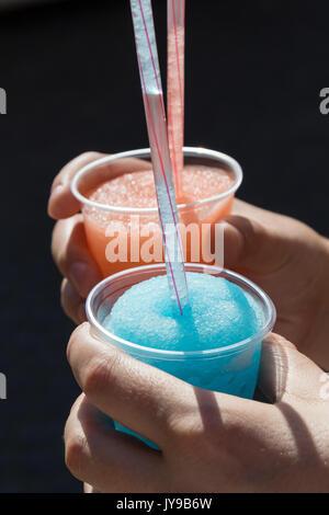 La glace concassée boissons avec des pailles dans les mains Banque D'Images