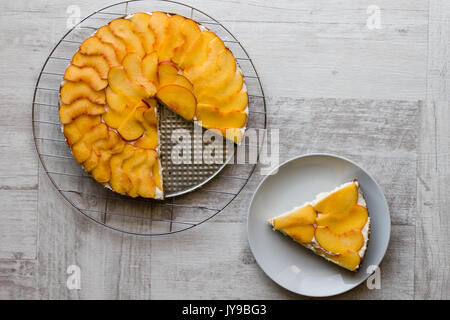 Dessert gâteau au fromage avec de fines tranches de peach Banque D'Images