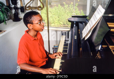 Jeune garçon tween Tween pratiques pratique leçon de piano music musicien musique © Myrleen Pearson Banque D'Images
