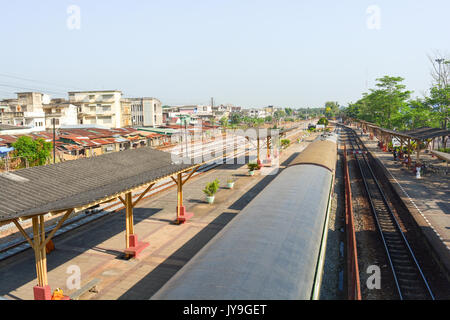 Thaïlande gare sur vue d'en haut et le chemin de fer de la perspective à la construction et le fond de ciel Banque D'Images