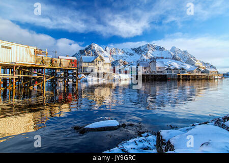 Les maisons de l'henningsvær port sont chauffés par le soleil. Iles Lofoten. Norvège europe. Banque D'Images